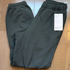 Athleta Forever Fleece Jogger Pants in Elm Green NWT. Size XXS